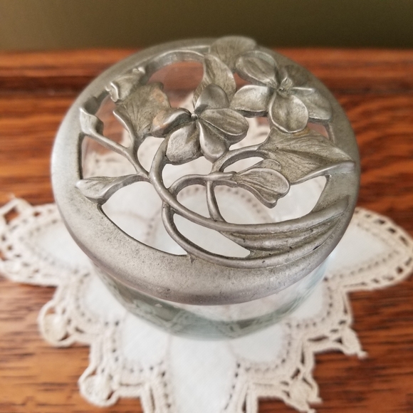 Vintage Elegant 1990s Floral Pewter Boudoir Glass Powder Jar - Picture 14 of 15